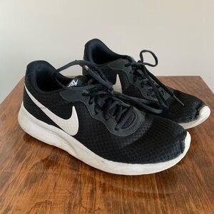 Nike Tanjun women’s running shoes size US 10